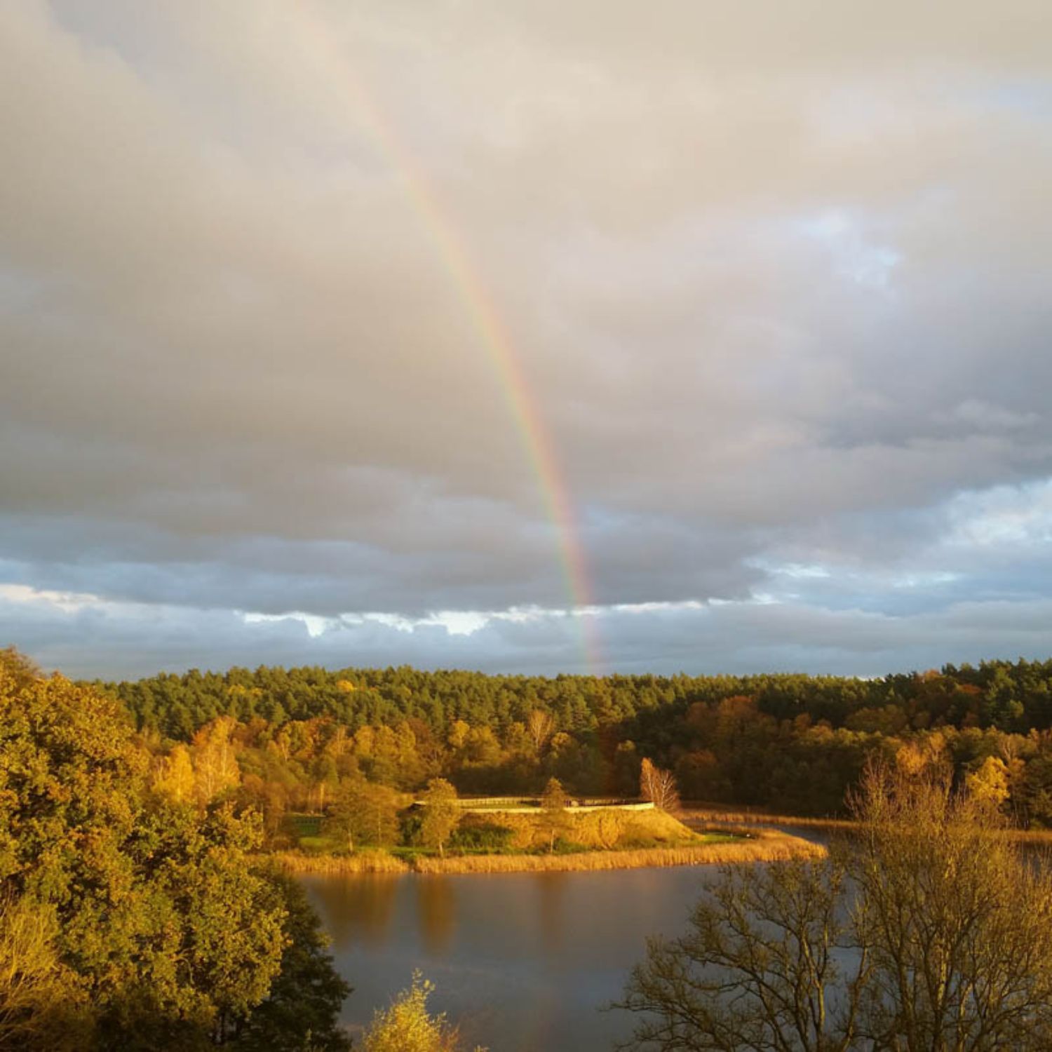 Regenbogen über dem Archäologischen Freilichtmuseum Groß Raden Foto: LAKD M-V/LA