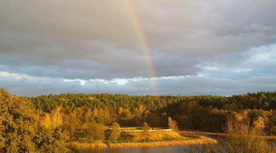 Regenbogen über dem Archäologischen Freilichtmuseum Groß Raden Foto: LAKD M-V/LA